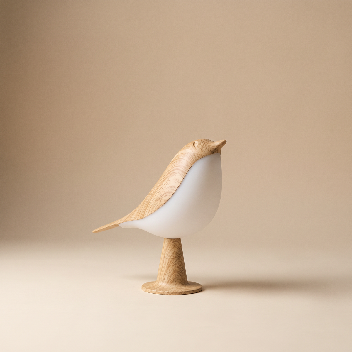 La Mésange, lampe oiseau en finition effet bois clair, sur fond uni beige