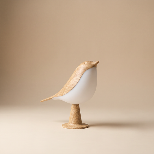 La Mésange, lampe oiseau en finition effet bois clair, sur fond uni beige